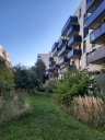 Innenhof und Hausfassade mit Balkon